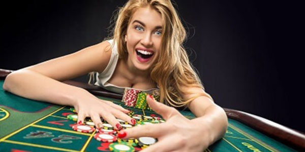 jugadora de ruleta casino con apuestas reales